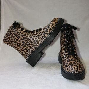 True Craft Women's Leopard Boots sz 9M NWOT